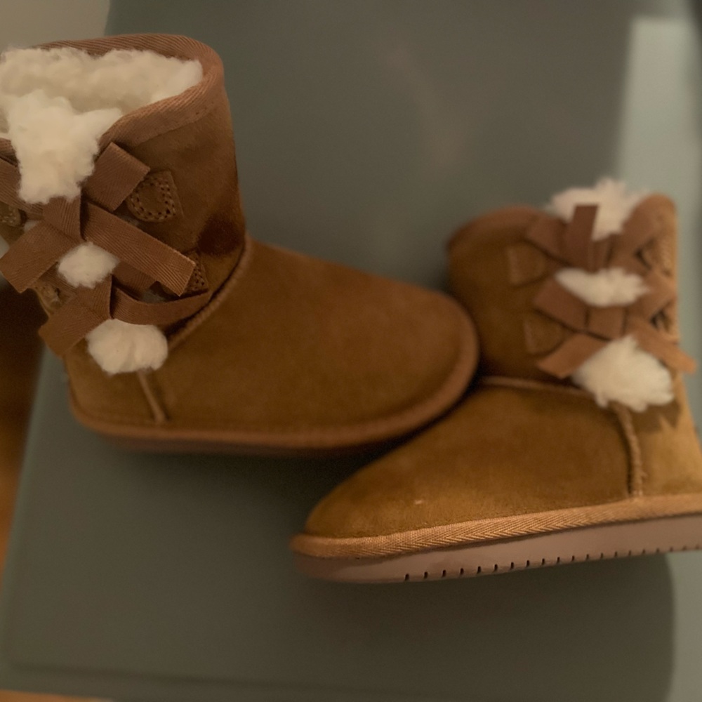 Size 7 Koolaburra boots for toddler girls